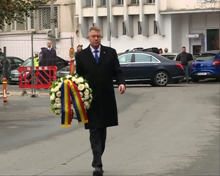 Klaus Iohannis a depus o coroană de flori în memoria victimelor #Colectiv