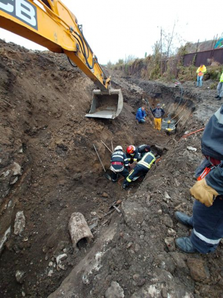 Incident grav, în Brașov: două persoane, prinse sub un mal de pământ