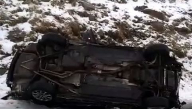 Mașină căzută în prăpastie, pe Transfăgărășan. Patru persoane rănite