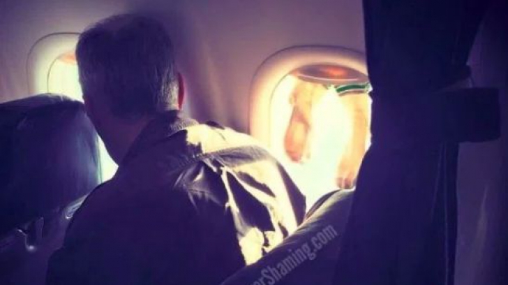 Ce face acest pasager în avion? Imaginile care au dezgustat internetul 