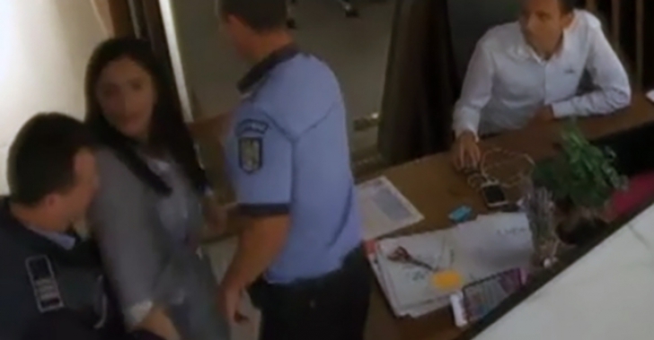Harababura din Poliție mai face o victimă! Femeie luată pe sus din greșeală (Video)