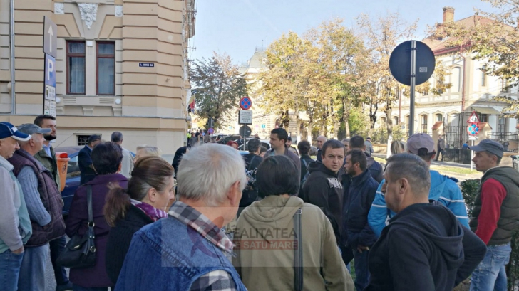 Un sat întreg protestează în fața Inspectoratului de Poliție din Satu Mare
