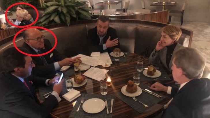 Misterul unei fotografii. Dăncilă, în hotelul lui Trump, lângă controversatul Giuliani