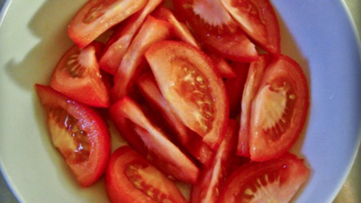 Adaugă acest ingredient în salata de roşii. Îi vei schimba complet gustul! Cine s-ar fi gândit?