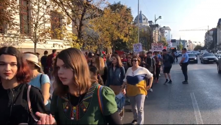 Sute de persoane la un marş împotriva violenţei asupra femeilor, în Capitală