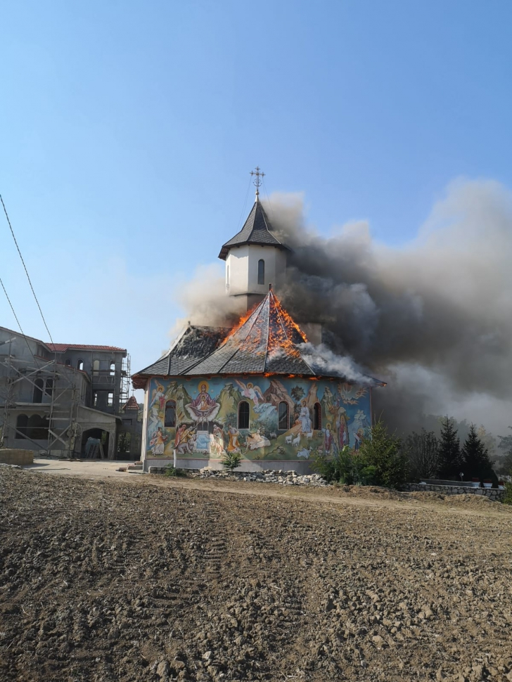 Incendiu violent la o mănăstire din jud. Constanța. Turla bisericii s-a prăbușit