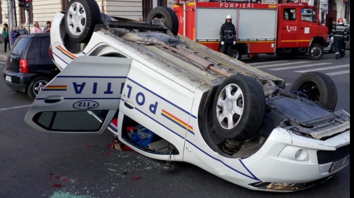 Maşină de Poliție răsturnată în Cluj după un impact violent