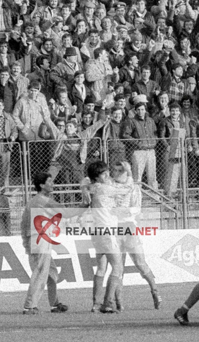 Imagine de la meciul Romania - Danemarca 3-1 din 1989, scanata de pe negativul original. Lacatus (stanga) il felicita pe Ioan Sabau dupa gol. Arhiva: Cristian Otopeanu