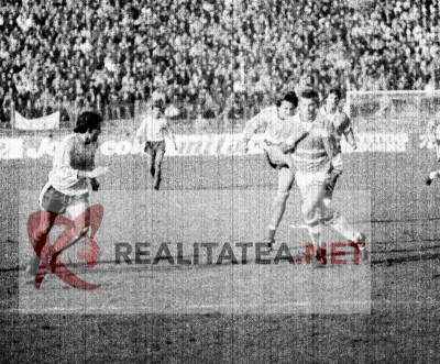 Imagine de la meciul Romania - Danemarca 3-1 din 1989, scanata de pe negativul original. Danut Lupu suteaza spre poarta daneza. Arhiva: Cristian Otopeanu