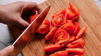 Adaugă acest ingredient &icirc;n salata de roşii. &Icirc;i vei schimba complet gustul! Cine s-ar fi g&acirc;ndit?