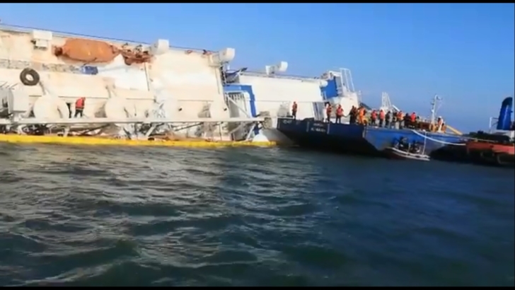 Operațiuni dramatice pentru salvarea oilor de pe nava răsturnată în Portul Midia