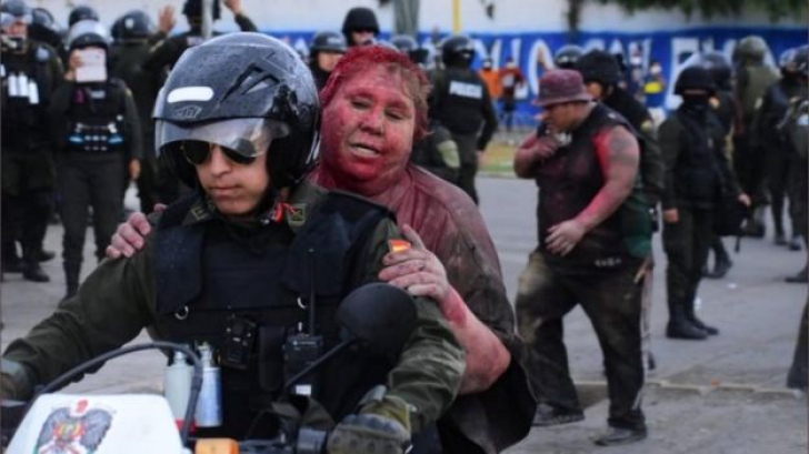 Primărița din Bolivia, bătută de protestatari