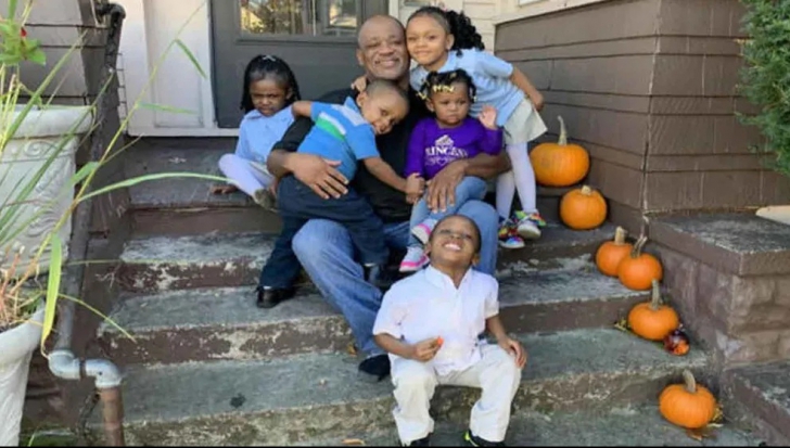 Un bărbat divorțat a adoptat 5 copii, ca să nu-i despartă unul de altul