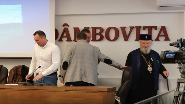 Mitropolitul Târgoviștei Nifon Mihăiță a întrerupt o dezbatere pentru o discuție privată cu președintele Consiliului Județean