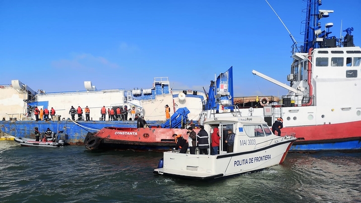 Operațiuni dramatice pentru salvarea oilor de pe nava răsturnată în Portul Midia