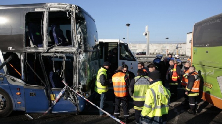 Accident cumplit de autocar. 33 de răniți, printre ei sunt și români 