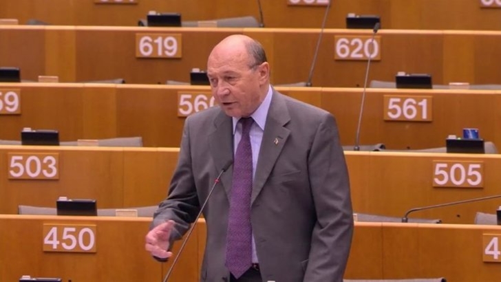 Băsescu îl ceartă pe președintele Franței. Ce l-a enervat la discursul lui Macron