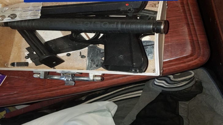 Arsenal de arme confiscate în urma unor descinderi în Caraș-Severin