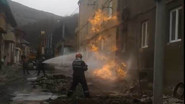 O conductă de gaz a luat foc la Reșița, mai multe persoane din zonă evacuate