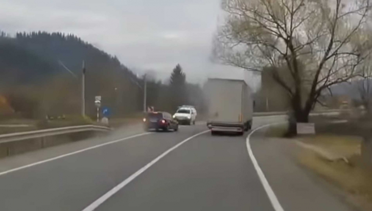 VIDEO Drumurile morții! Șoferul unei cisterne, filmat făcând depășiri criminale