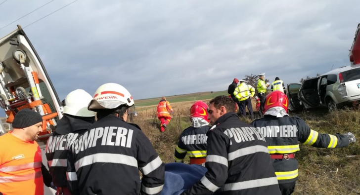 Șofer preluat de elicopterul SMURD după ce mașina sa a fost lovită de un tren – FOTO