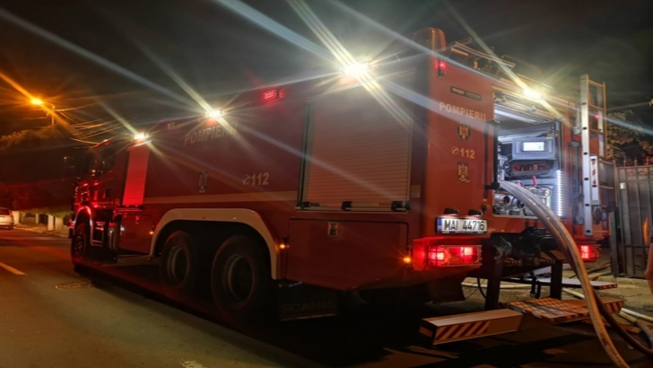 Incendiu la un magazin de uși, din Constanța: 50 de persoane, evacuate