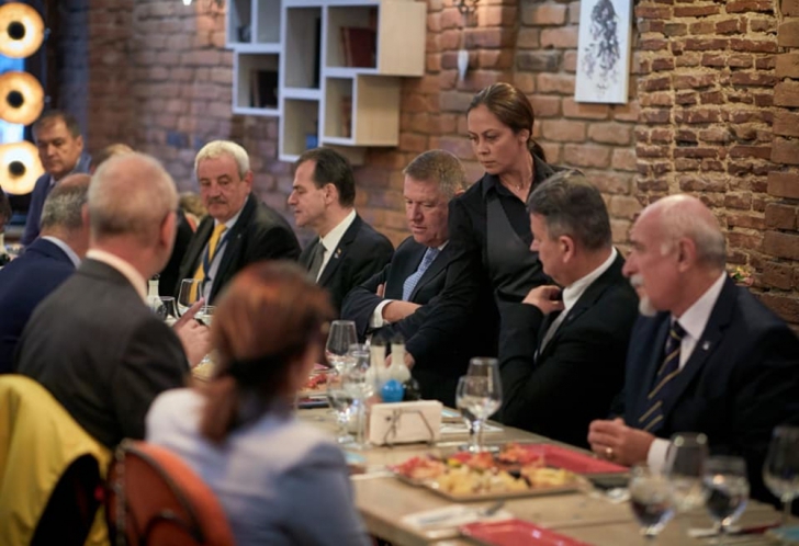 Imagini scăpate pe ,,internet''cu Iohannis la un restaurant din Târgoviște