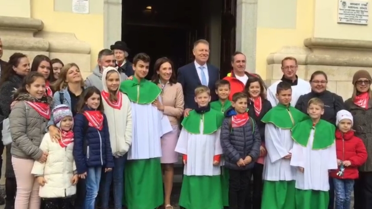 Președintele Iohannis, întâmpinat cu aplauze la ieșirea din biserică, la Sibiu
