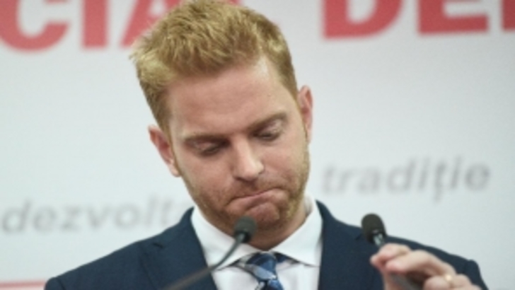 Fostul ministru Ilan Laufer, lovit de o mașină în timp ce își transporta gemenii pe aceeași trotinetă.