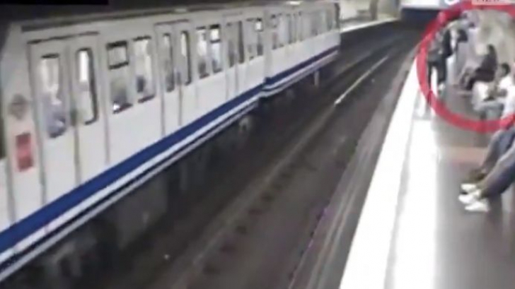 Scene cumplite la metrou. O tânără, aproape de moarte din cauza telefonului 
