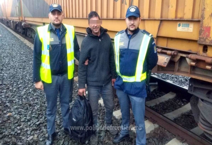 Migrant, ascuns printre containere, pe platforma unui tren de marfă, la granița cu Ungaria