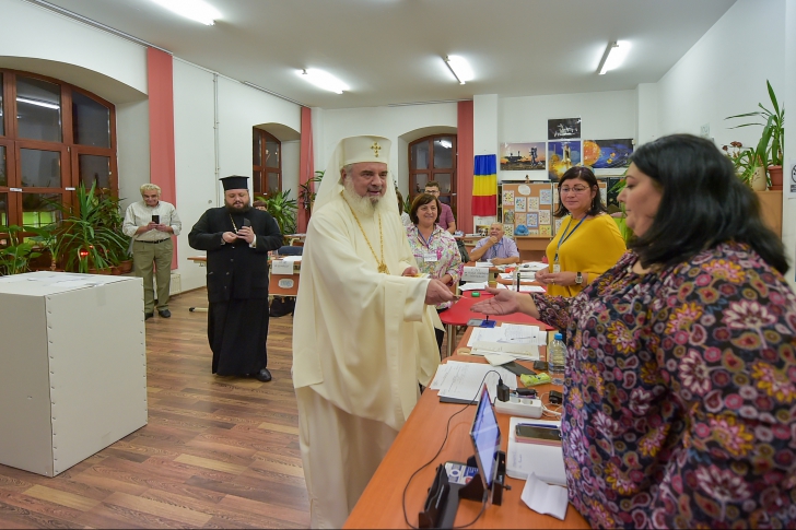ALEGERI PREZIDENȚIALE. Patriarhul Daniel a împărțit cruciulițe în secția de vot