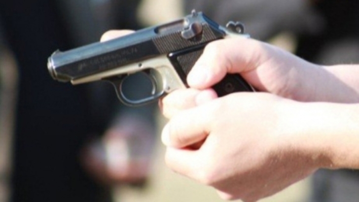 Focuri de armă, în Argeș. Bărbat împușcat în picior de un polițist