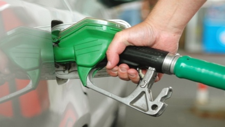 Măsurile de relaxare au SCUMPIT carburanții! Prețul benzinei urcă în ritm alert