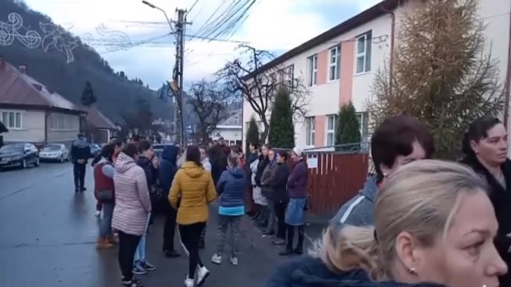 Revoltă la o școală din Bistrița. Se întoarce la catedră un profesor condamnat la închisoare pentru agresarea elevilor