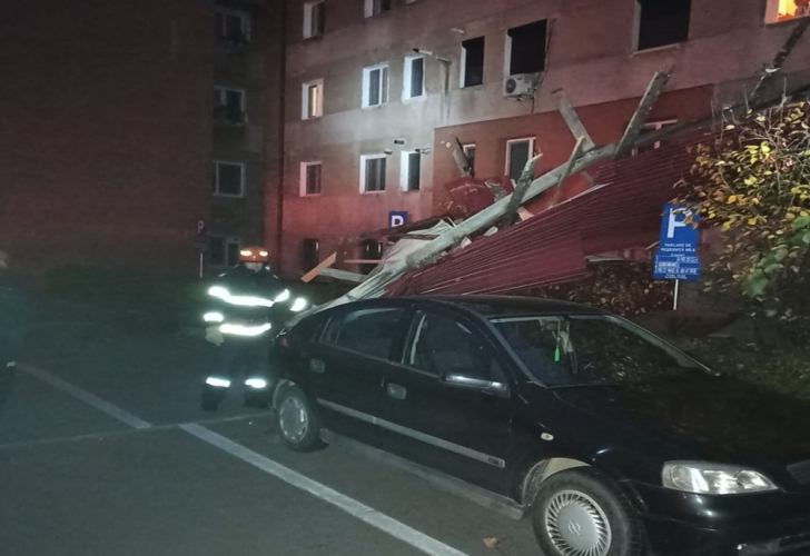 Furtuna a făcut ravagii la Hunedoara. Acoperișuri luate de vânt, mașini avariate