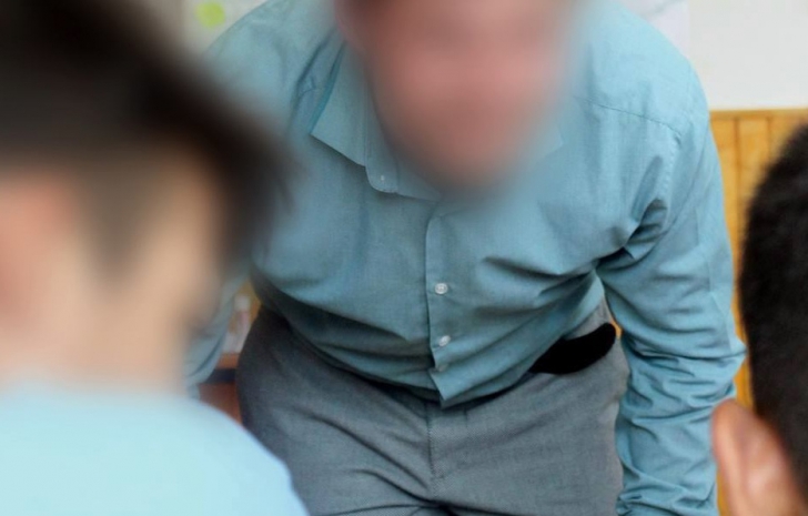 Anchetă la Pucioasa. Profesor acuzat că îi mângăie pe elevi și le face declarații indecente