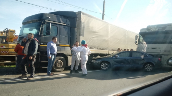 Accident cu 5 victime, în jud. Sibiu. Impact nimicitor: mașina, aruncată dintr-un TIR în altul