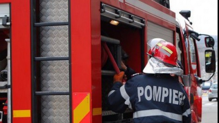 Mașini distruse de flăcări pe o stradă din Slatina