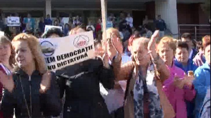 Protest masiv la Spitalul Județean din Craiova. Managerul s-a închis în birou