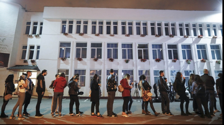 Galerie foto: Studenții stau la coadă să voteze în București, Iași și Cluj 