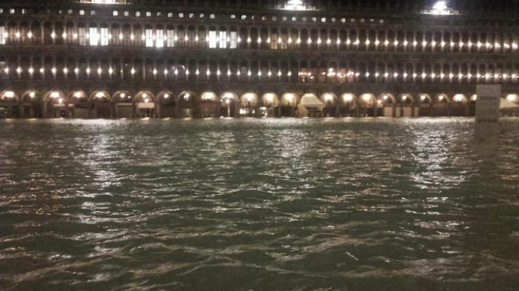 Veneția acoperită de apă. Valuri înalte de aproape 2 metri FOTO