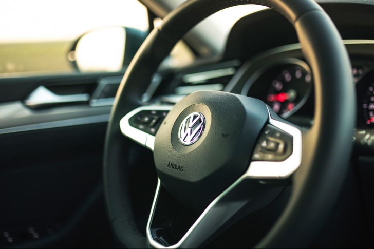Probleme cu airbagul la unele modele Volkswagen produse în 2015