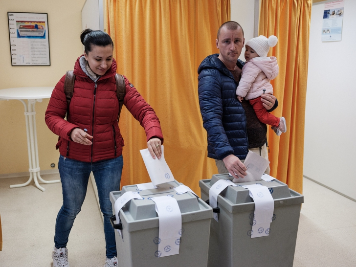 Românii din Frankfurt și-au organizat singuri 6 secții de votare