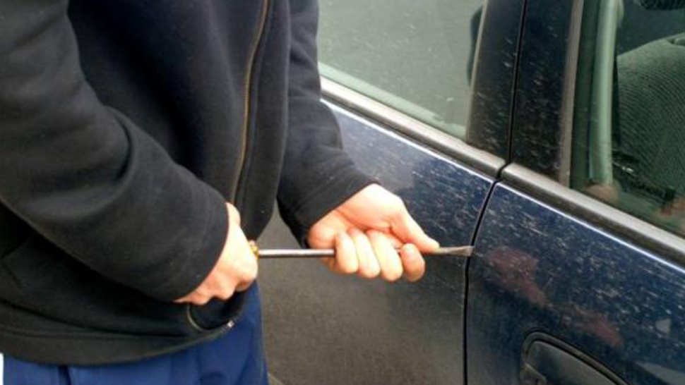 Anchetă uriașă a polițiștilor din Ilfov după ce mai multe mașini dintr-un cartier de lux au fost sparte