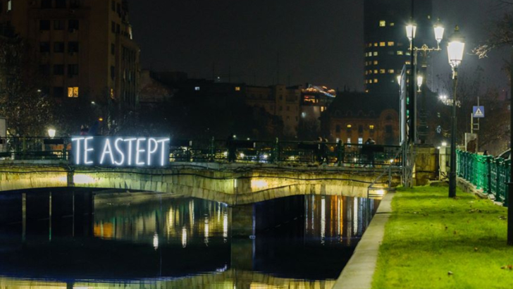 A apărut replica și la București, după viralul "Mi-e dor de tine" de la Londra. Ce scrie pe Podul Izvor