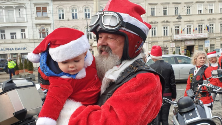 Moș Crăciun inedit la Arad. A schimbat sania trasă de reni cu caii putere ai motocicletelor 