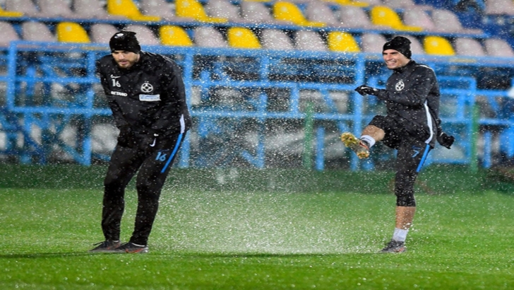 Vintilă și-a lăsat jucătorii în ploaie! Când se poate disputa meciul Voluntari – FCSB