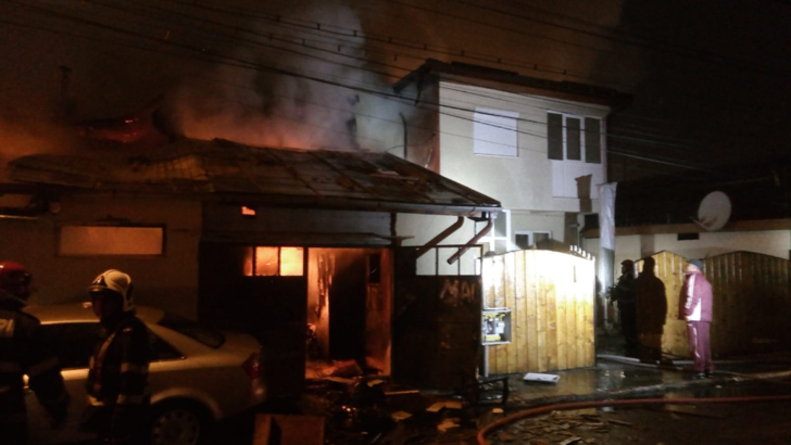 Incendiu Puternic In București șase Case Au Fost Cuprinse De