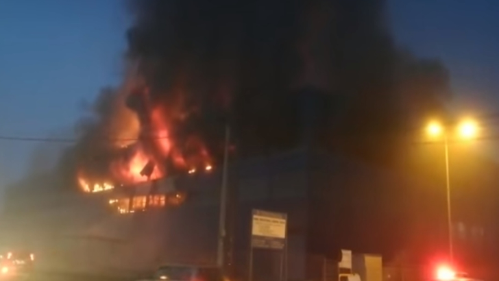 Incendiu la o hală industrială din Câmpia Turzii! Pompierii intervin cu 5 autospeciale